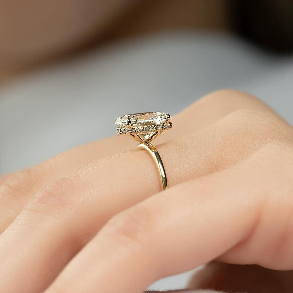 Oval Cut Labgrown Engagement Ring