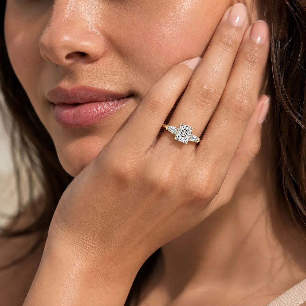 Emerald Elegance Ring with Customize baguette