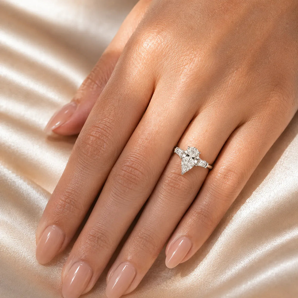 Emerald Elegance Ring with Customize baguette