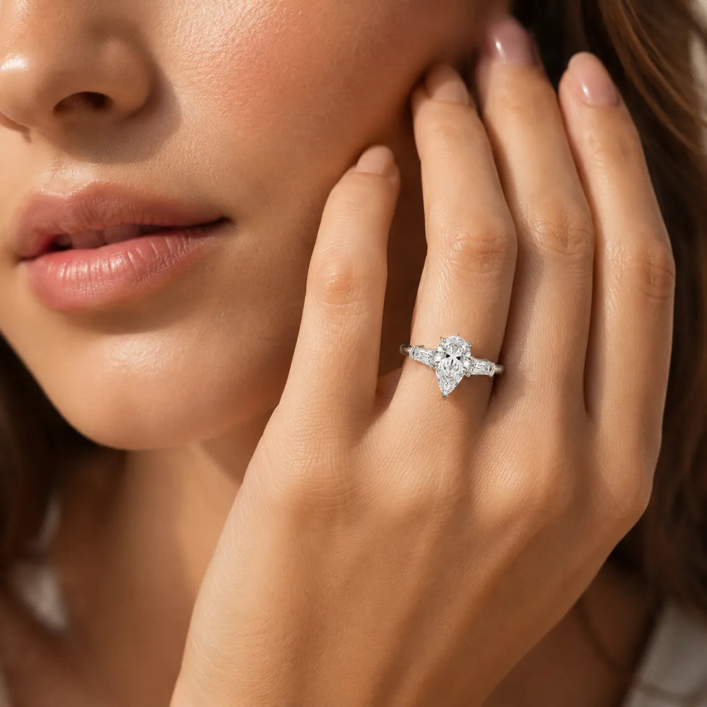 Emerald Elegance Ring with Customize baguette