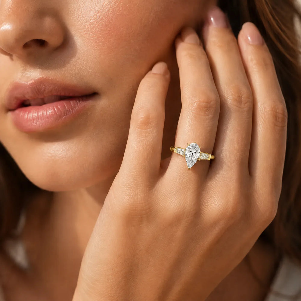 Emerald Elegance Ring with Customize baguette