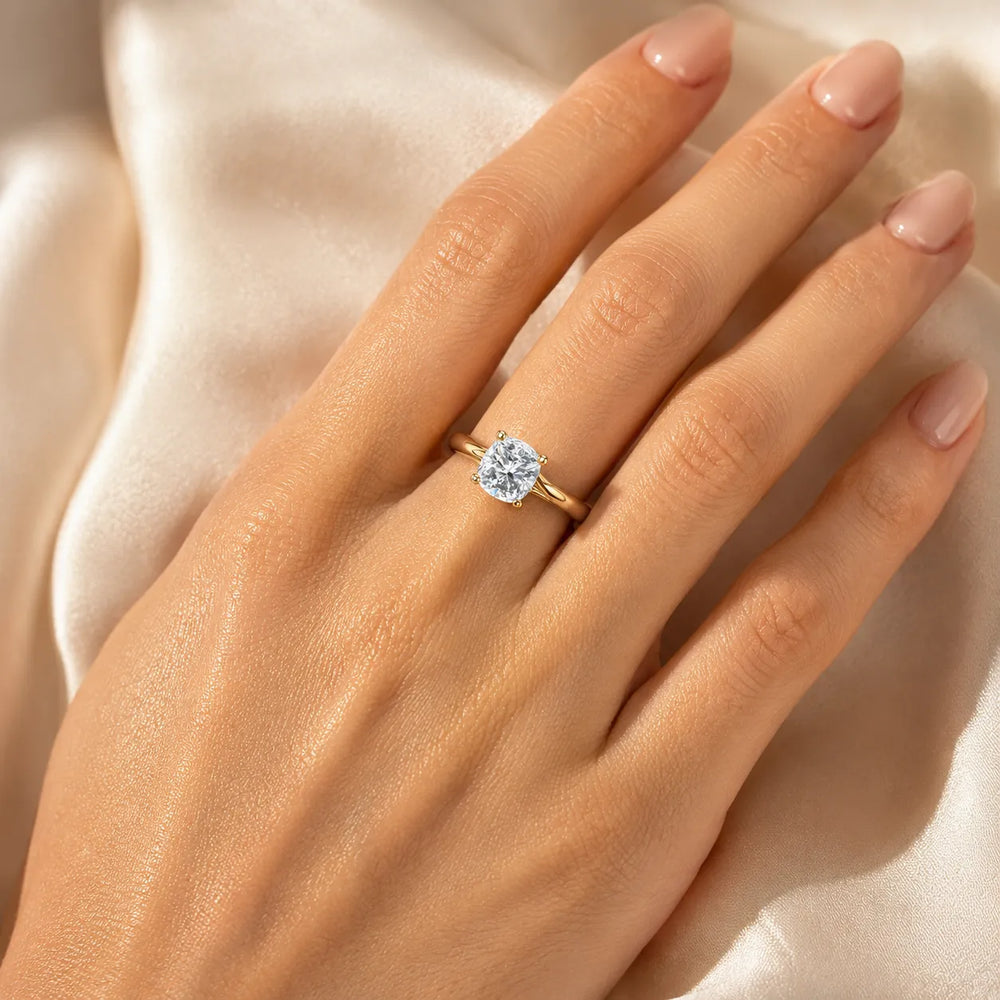 Elegant Solitaire Ring with Classic Four-Prong Setting