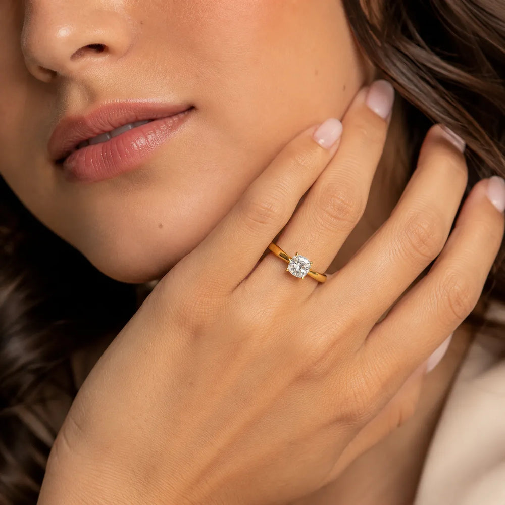 Elegant Solitaire Ring with Classic Four-Prong Setting