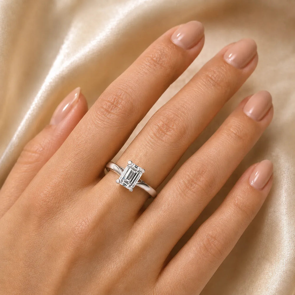 Elegant Solitaire Ring with Classic Four-Prong Setting