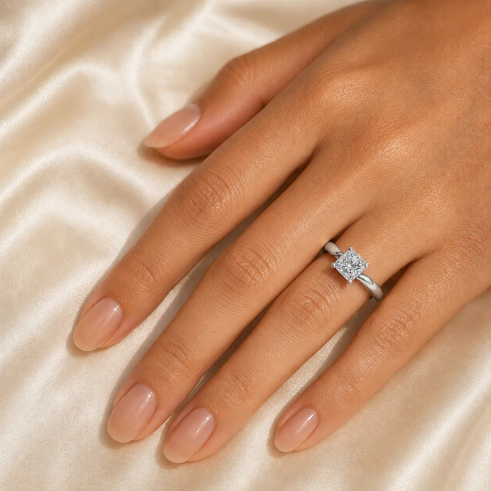 Elegant Solitaire Ring with Classic Four-Prong Setting