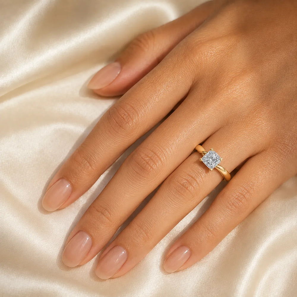 Elegant Solitaire Ring with Classic Four-Prong Setting