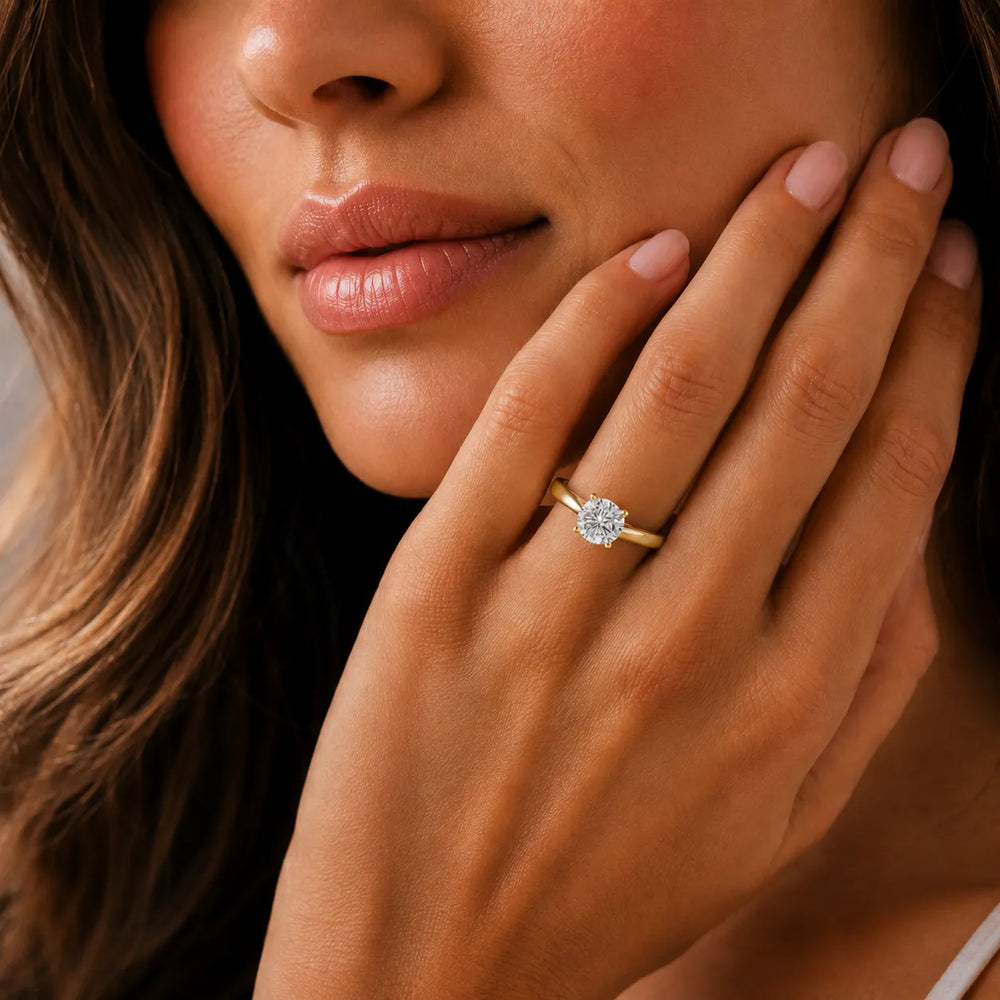 Elegant Solitaire Ring with Classic Four-Prong Setting