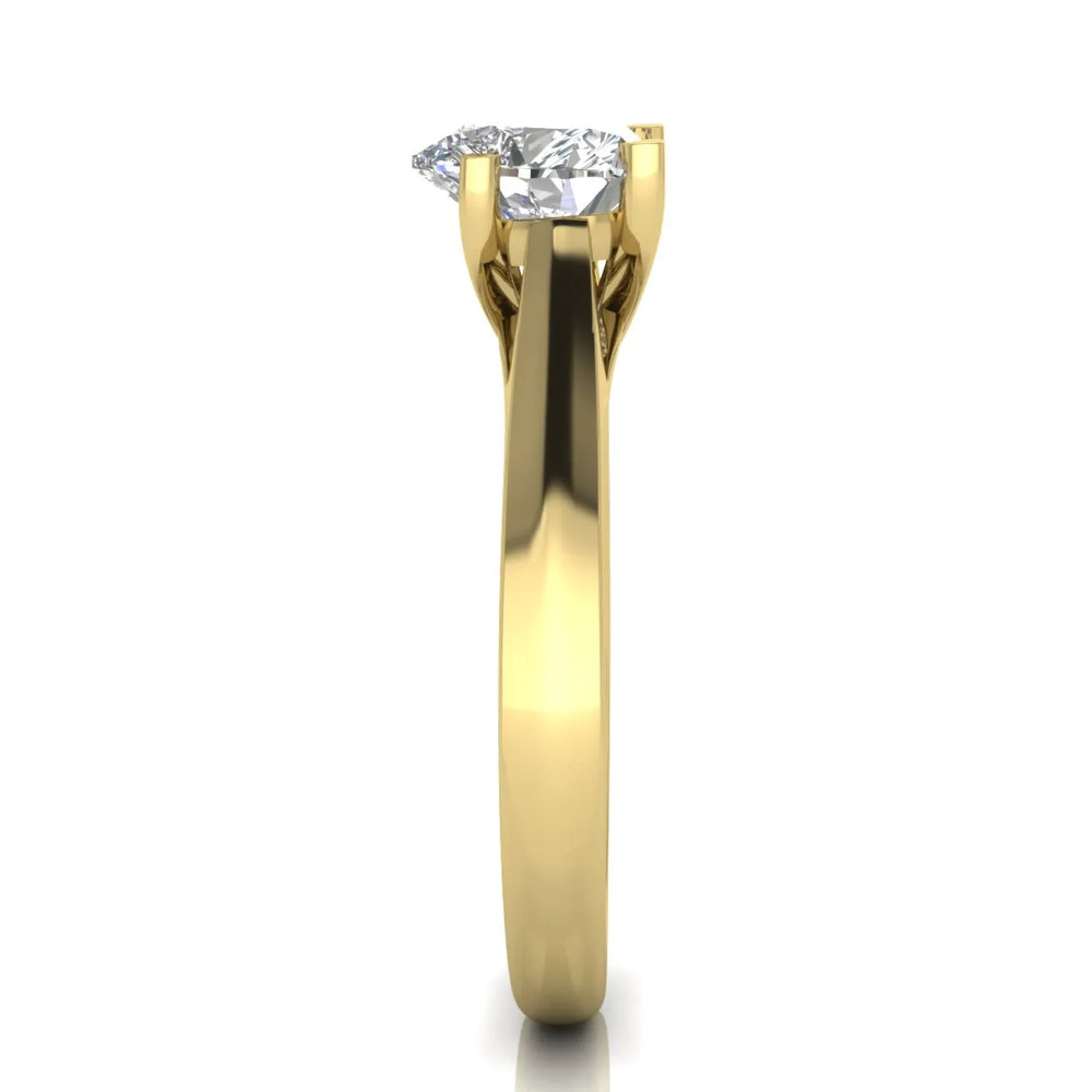 Elegant Solitaire Ring with Classic Four-Prong Setting