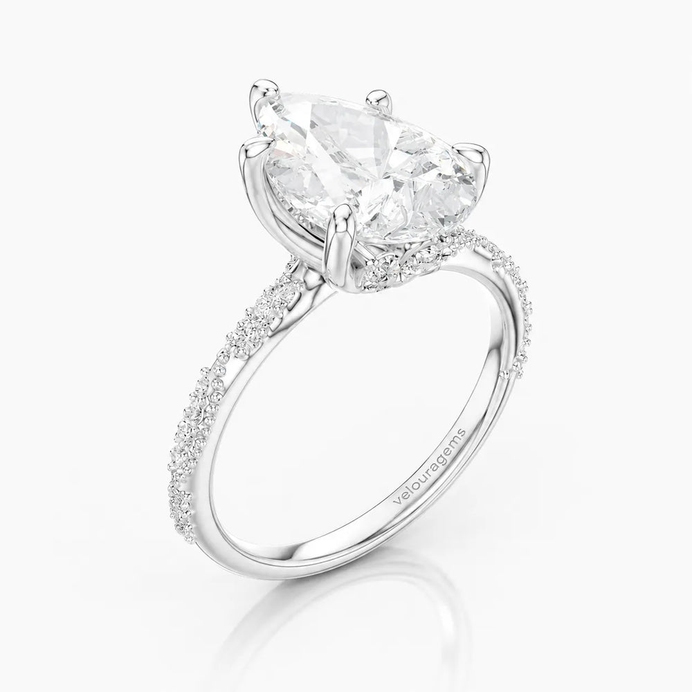 Classic Engagement Ring with Modern Luxury and Refined Beauty