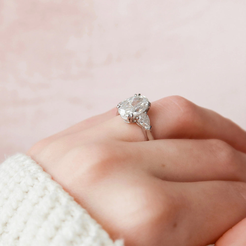 Oval Cut Labgrown Engagement Ring