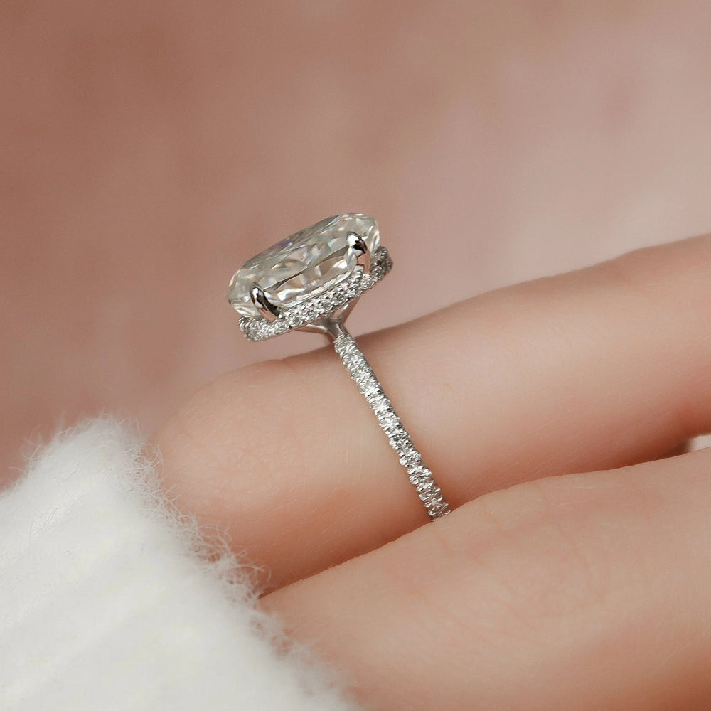 Oval Cut Labgrown Engagement Ring