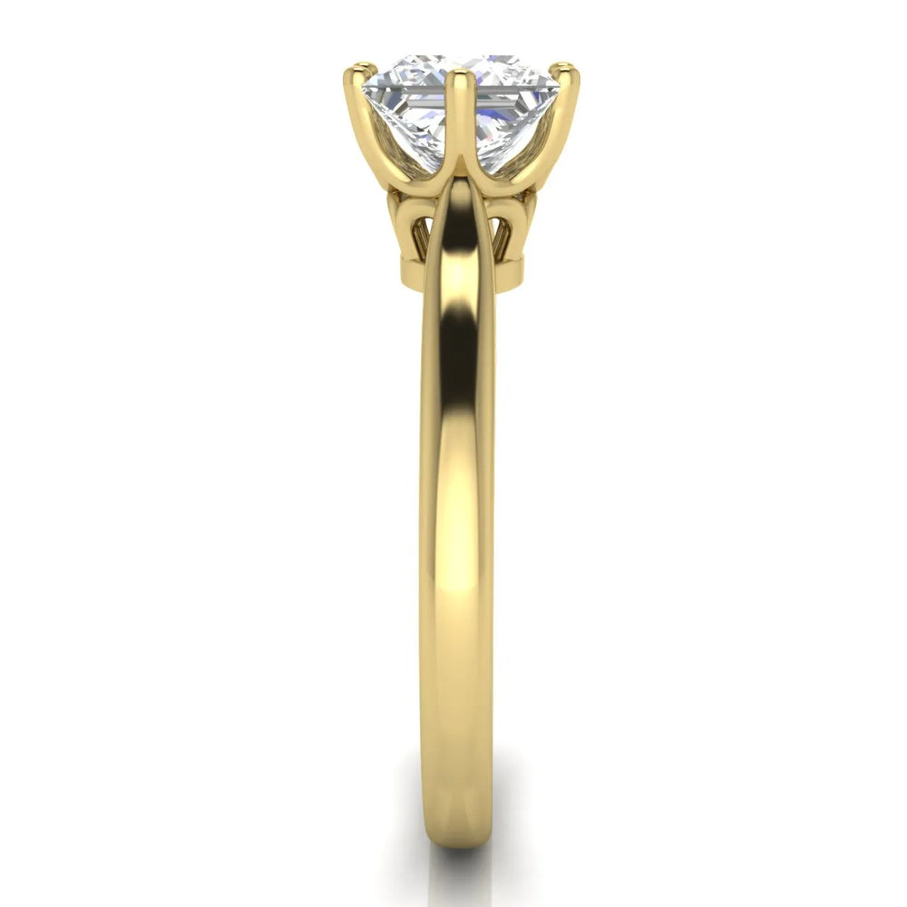 Romantic Solitaire Ring with Timeless Design