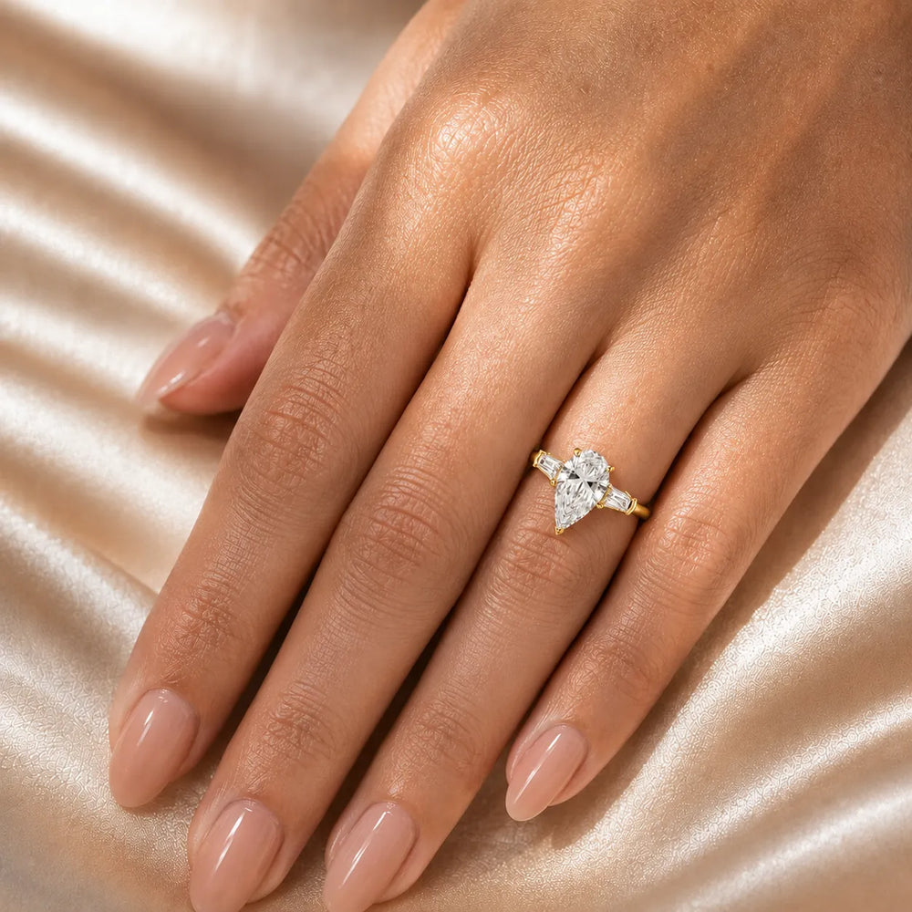 Emerald Elegance Ring with Customize baguette