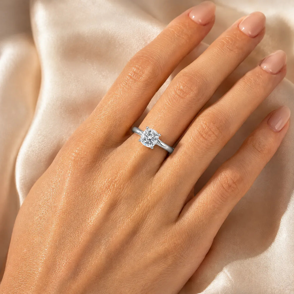 Elegant Solitaire Ring with Classic Four-Prong Setting