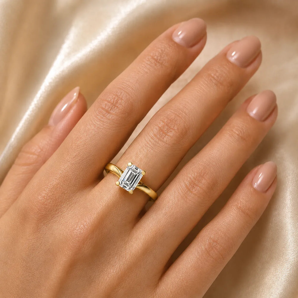 Elegant Solitaire Ring with Classic Four-Prong Setting