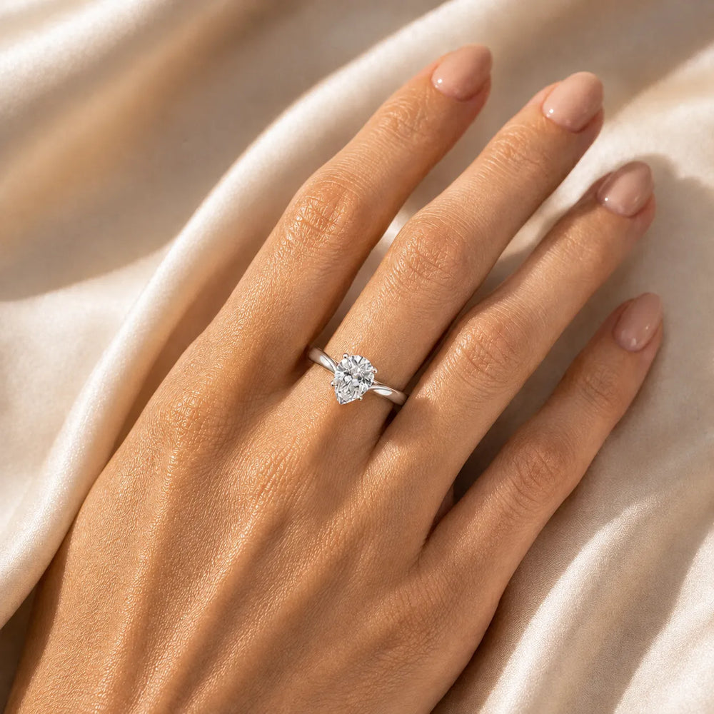 Elegant Solitaire Ring with Classic Four-Prong Setting