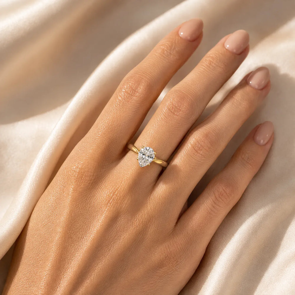 Elegant Solitaire Ring with Classic Four-Prong Setting