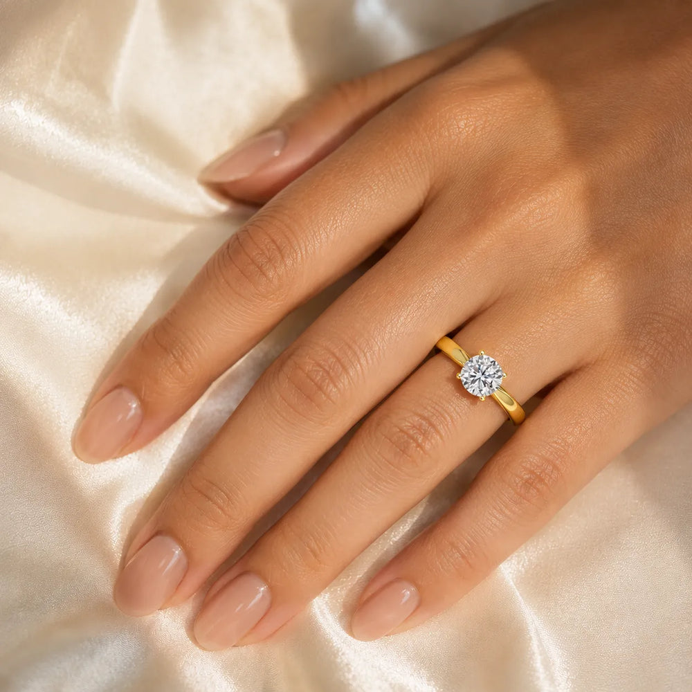 Elegant Solitaire Ring with Classic Four-Prong Setting