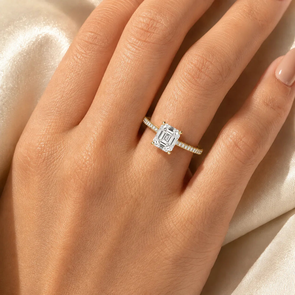 Luminous Promise Ring with Round Elegance