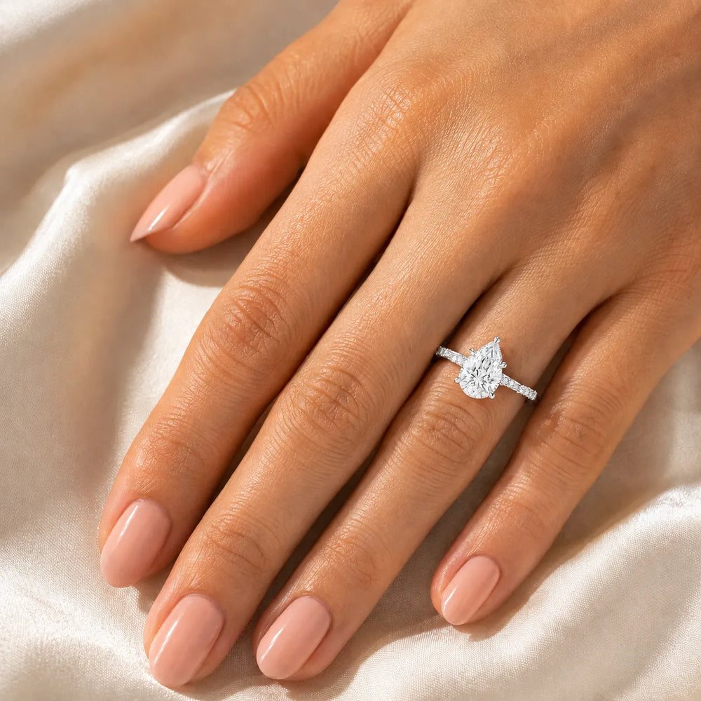 Classic Engagement Ring with Modern Luxury and Refined Beauty