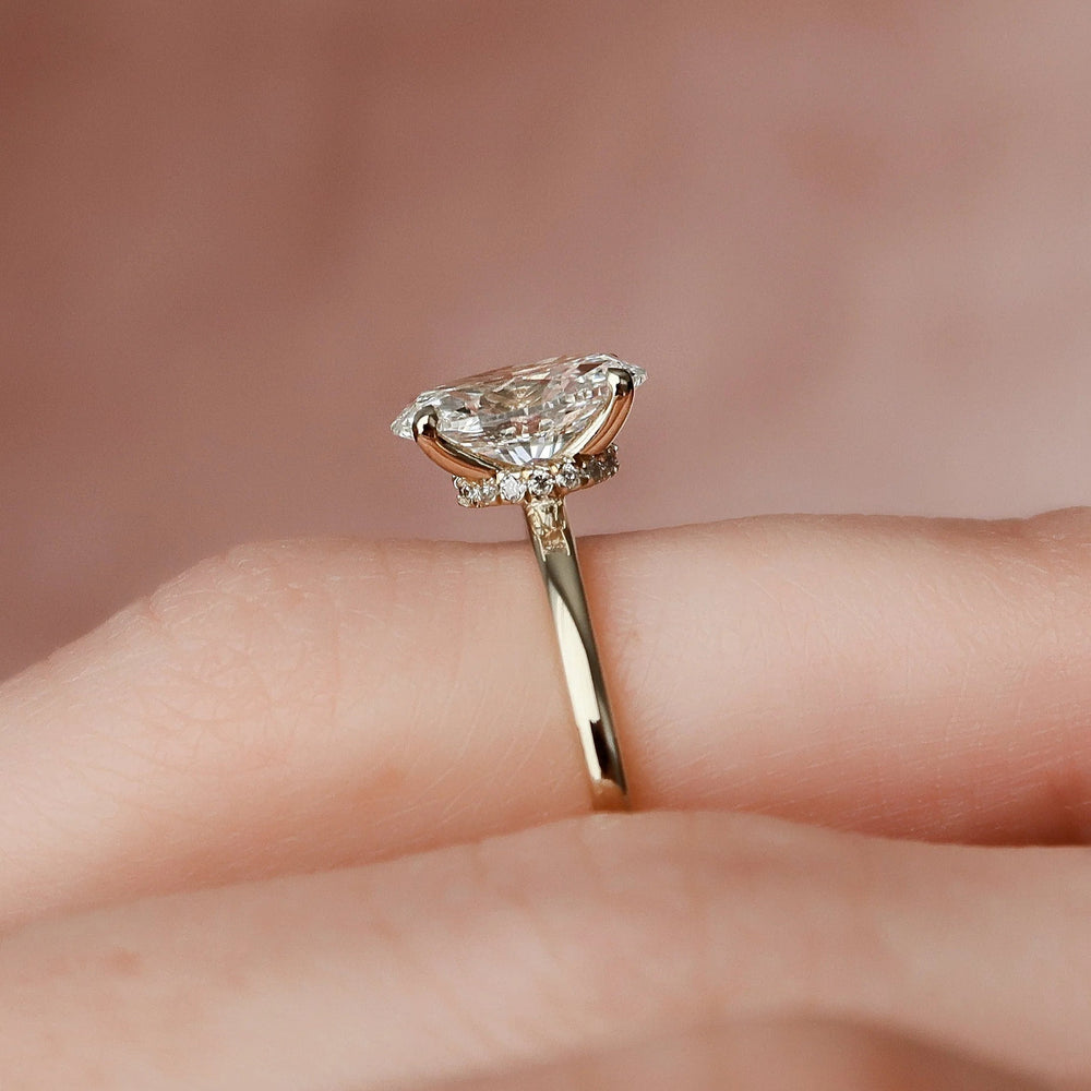 Oval Cut Labgrown Engagement Ring
